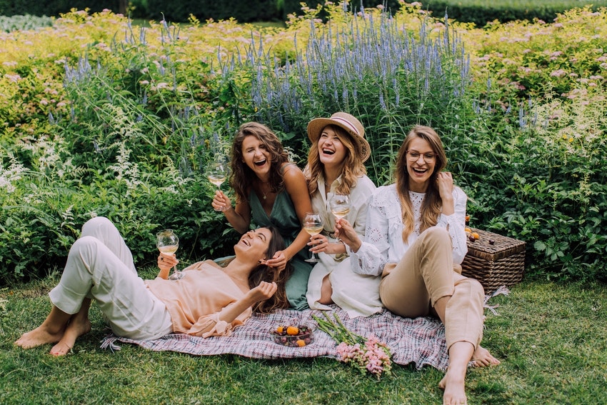 groupe de copines qui rigolent autour dun pique nique et verre de vin en campagne