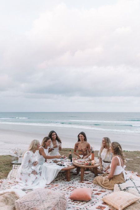 filles qui se réunissent en bord de mer pour un evjf