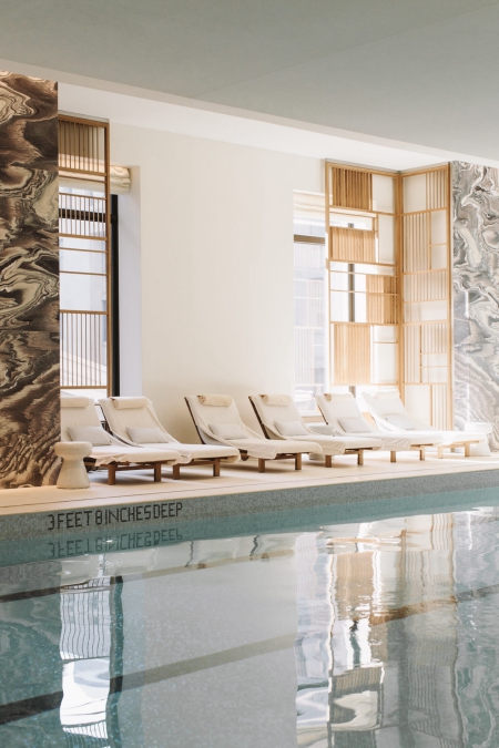 tres beau spa avec piscine et chaises longues