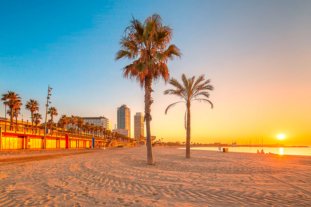 plage de barcelone entre filles